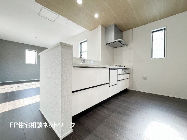 リビングで遊ぶお子様を見守りながらお料理が出来る対面式カウンターキッチンは、料理をしながらご家族との会話を楽しめます。毎日のお料理も楽しくなりますね。