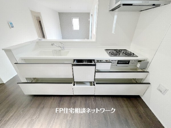 スライド収納付きのシステムキッチン。料理器具なども収納できて出し入れもスムーズ。収納量もたっぷりなので料理器具やストック調味料なども入れられる。