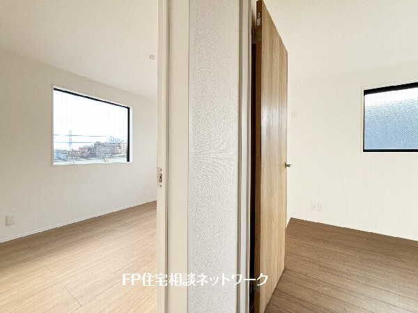 2面採光でお部屋の隅々まで明るい印象の居室。おひさまの光を、爽やかな風をたっぷりと取り込めます。居室内はいつも明るいので、毎日の生活も自然と明るくなりますね。