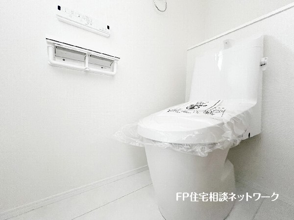 ウォシュレット、暖房便座機能付のトイレです。従来型に比べ節水効果があり、お手入れもしやすいので、家計も家事の負担も軽減してくれます。