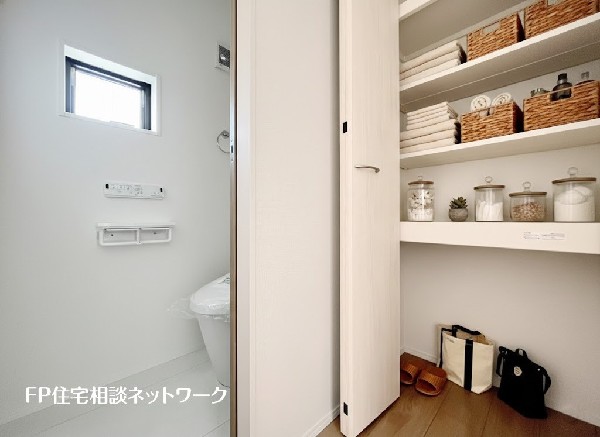 マルチにご使用いただける収納スペースを設けました。お掃除用具などもスッキリ片付くのでごちゃごちゃせず、スッキリ収納することが出来ます。