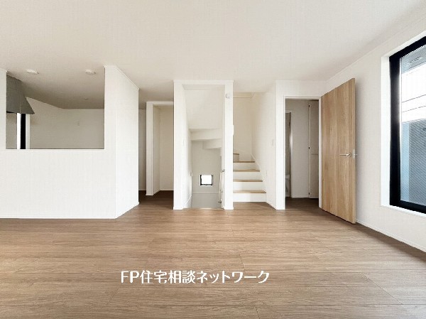 大切な家族が集まるからこそLDKにはこだわりたい。日当たりのよい広いＬＤＫを、子供たちが元気に走り回っている姿を見た時「広い家にして良かった」と思う。