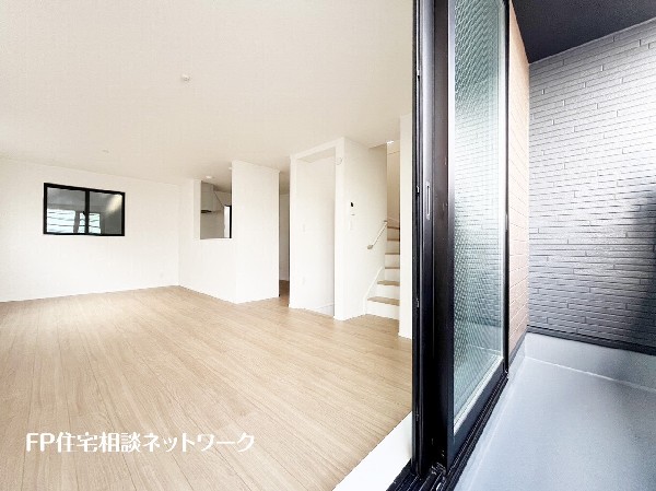 外観:大きく面した掃出し窓から光が降りそそぐ開放的なリビング。大きな窓からは、太陽の光はもちろん、爽やかな風が吹き抜けます。快適で心地の良い空間を演出してくれます。