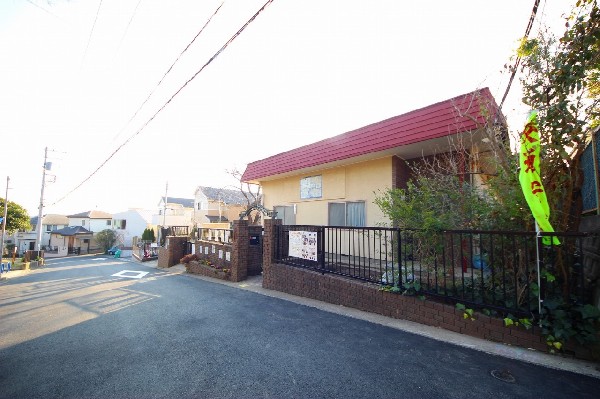 周辺環境:梅が丘天使幼稚園(園舎・園庭から子供たちの元気な声が聞こえてきます。できることが増えていく、お子様の成長が楽しみです。)