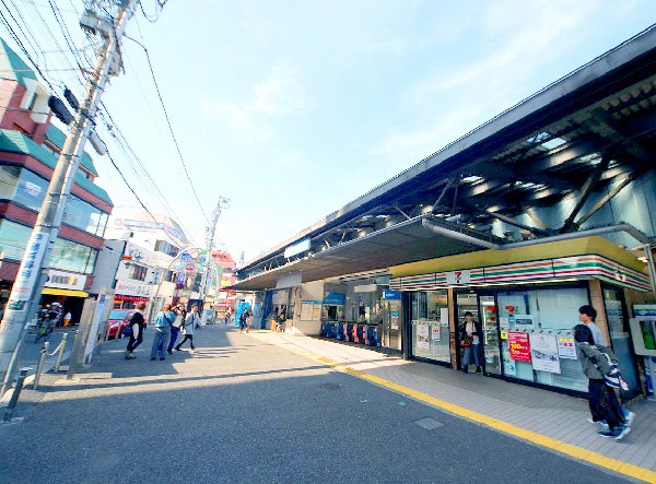 周辺環境:読売ランド前駅　(駅前のバス停からよみうりランドへ、ご家族で気軽にお出掛けできます。緑にも恵まれた環境です。新宿駅まで約26分でアクセス可能。)