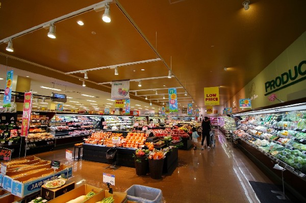 周辺環境:ヤオコー稲城南山店　(幹線道路沿いにあり、自転車や車で立ち寄りやすい駐車場完備のスーパーです。休日の買い出しや、お出かけ前やお帰りの立ち寄りにも便利です。)