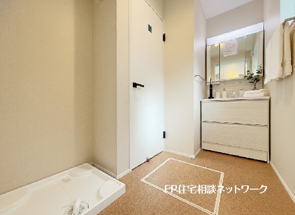 鏡の裏に収納棚を確保した三面鏡を採用。化粧品や歯ブラシなどを機能的に収納。