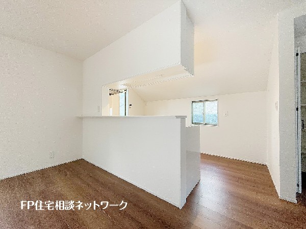 対面式のカウンターキッチンですので、出来上がったお料理をカウンターに並べてお子様が運ぶなど、お手伝いの時間も増えそうですね。