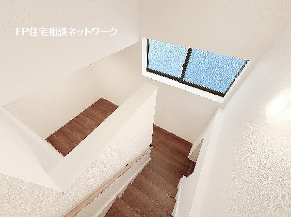 階段部分には自然の光を取り込むことの出来る、窓を配置しており明るい空間！お掃除の際には空気の換気などにも便利です。
