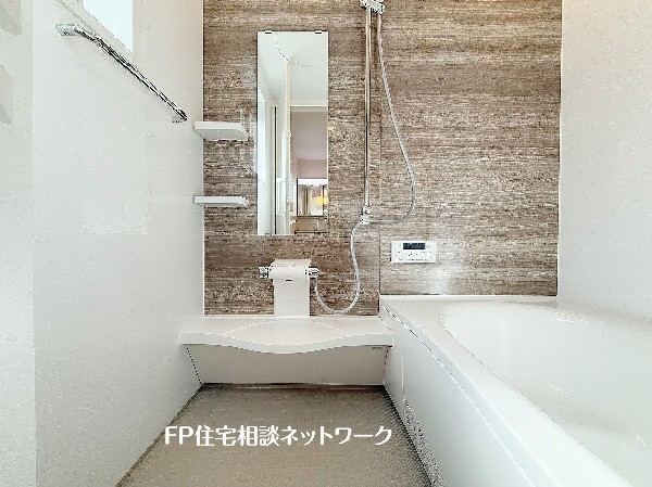 ゆったり入れる一坪バス。足を伸ばして入れるサイズは一日の疲れを癒すのに嬉しい広さ。お子様と一緒の入浴でも充分な広さです。