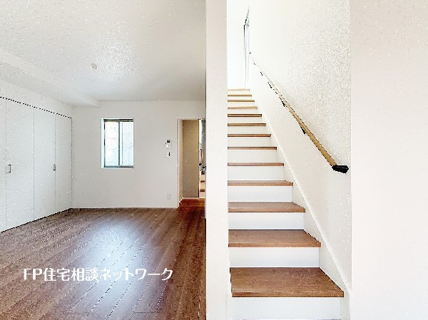 落ち着いた色合いを基調にしたフローリングは心地よく飽きのない色合いで、カーテン、家具などのインテリアを合わせやすいのもうれしい。