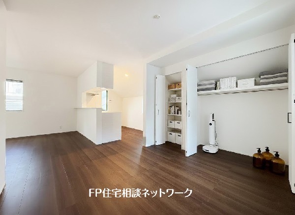 なにかと物が溢れがちなリビングに、マルチにご使用いただける収納スペースを設けました。お掃除用具などもスッキリ片付くのでリビングが広々使えます。