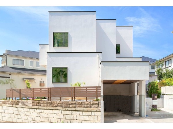 外観:建物プラン例　建物価格2000万円（税込）　建物面積面積100m2　装飾をなくし、箱型の美しい直線を用いたモダンな装い。