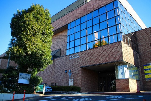 周辺環境:川崎市立宮前図書館(宮前平駅から徒歩10分ほどにある図書館で、宮前文化センター内に併設されています。駐車場があり、隣接する区役所と共通で利用できます。)