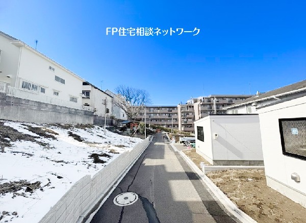 外観:大通りから一本入った閑静な住宅街、大型分譲地で同世代の方も多く生活のしやすい住環境です。