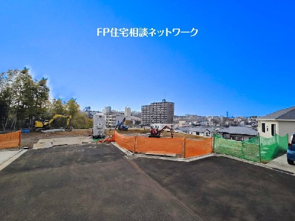 外観:道路との高低差がなく、駐車や出入りもスムーズ。南側が低く抜けているため、圧迫感がなく、開放的な住環境です。