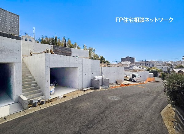 外観:道路面より一段上がった敷地のため、歩行者と目線が合いにくく落ち着いた暮らしを実現します。