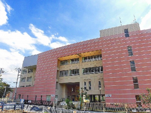 周辺環境:東生田小学校　(アットホームな小学校です。新校舎や新体育館は平成21年に完成しました。)