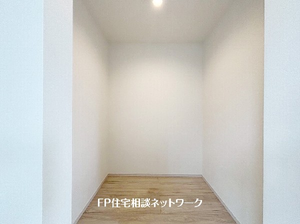 ウォークインクローゼットのある住まいで収納上手な生活を実現。衣類だけでなく、箱物や思い出の品もたっぷり収納できます。