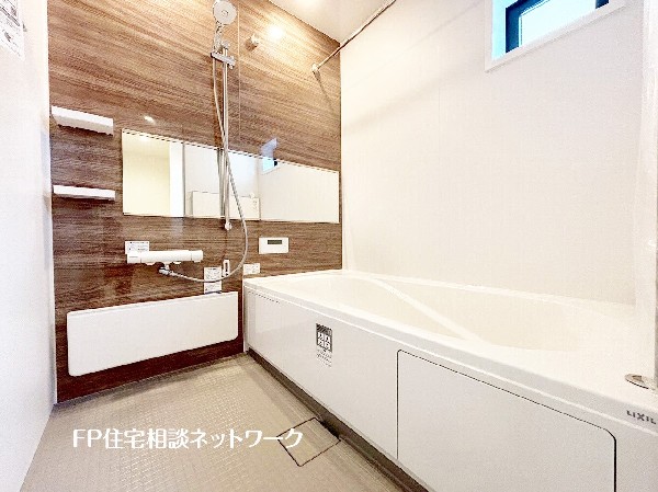 ゆったり入れる一坪バス。足を伸ばして入れるサイズは一日の疲れを癒すのに嬉しい広さ。お子様と一緒の入浴でも充分な広さです。