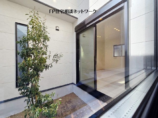 外観:暮らしに潤いと癒しをもたらすお庭があります。手入れをしやすい広さだからこそ、ひとつひとつの樹木、花達の変化に目が届き、家族の会話にも花が咲きます。