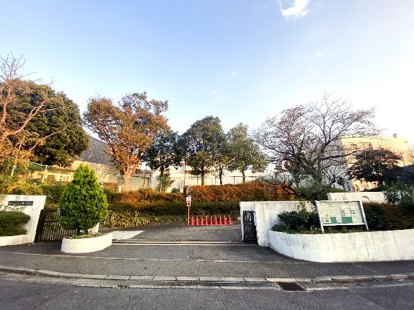 周辺環境:もえぎ野中学校　(成長の過程でより濃い時間を過ごす3年間。お子様にとって、とても大切な思い出となるはずです。)