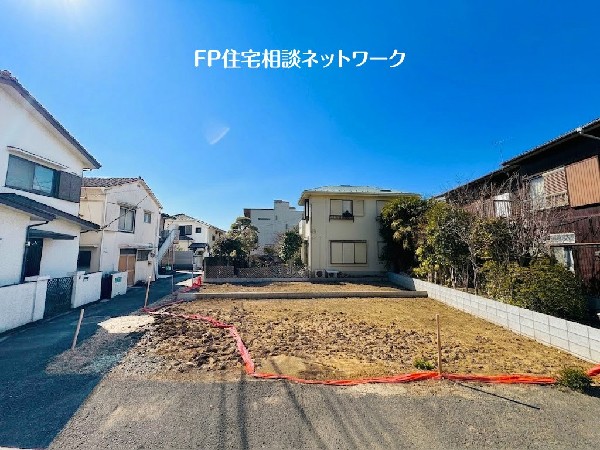 外観:敷地と道路に高低差が無く4部屋完備の大型間取り、WICなど収納も豊富です。