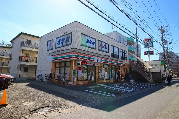 周辺環境:セブン‐イレブン 川崎中野島店(セブンミールは大好評です。今や公共料金の支払いや宅配、チケット関連の予約など、色々な用途があるコンビニは必須ですね！)
