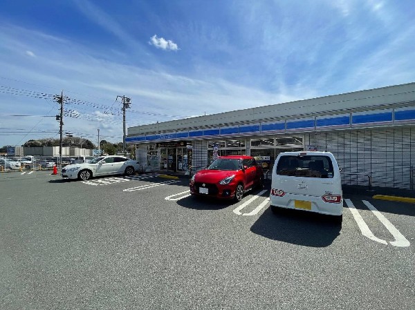 周辺環境:ローソン 川崎上麻生七丁目店(「マチのほっとステーション」をスローガンに掲げる通り、忙しい日々に「ほっ」とするひとときをもたらします。)