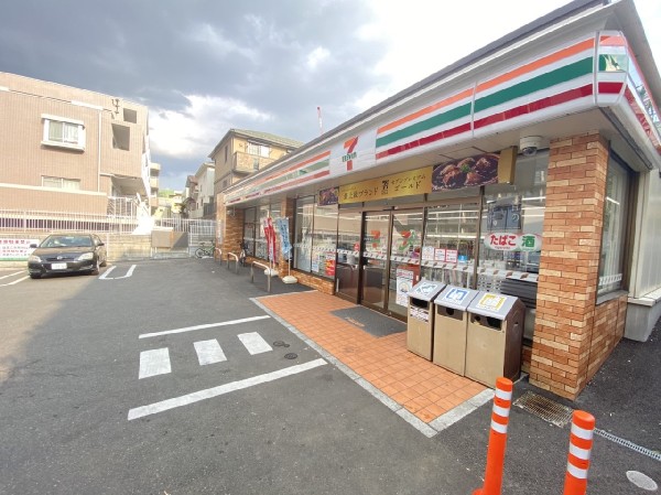 周辺環境:セブンイレブン横浜梅が丘店(特にお弁当等の惣菜で一歩先を行くセブンイレブン。会社帰りに立ち寄れる立地は嬉しい限り。)