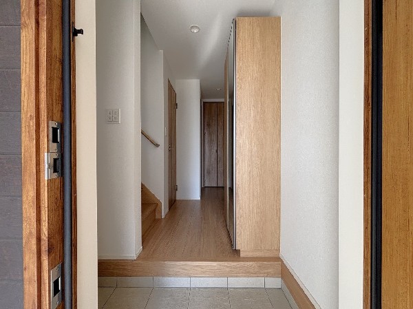 散らかりがちな玄関もスッキリと保てる玄関収納は、家の中に入る時最初に目に付く場所だからこだわりたいですよね！木目調の落ち着いた雰囲気の色目が、お部屋の雰囲気をそのまま表している家の顔です。