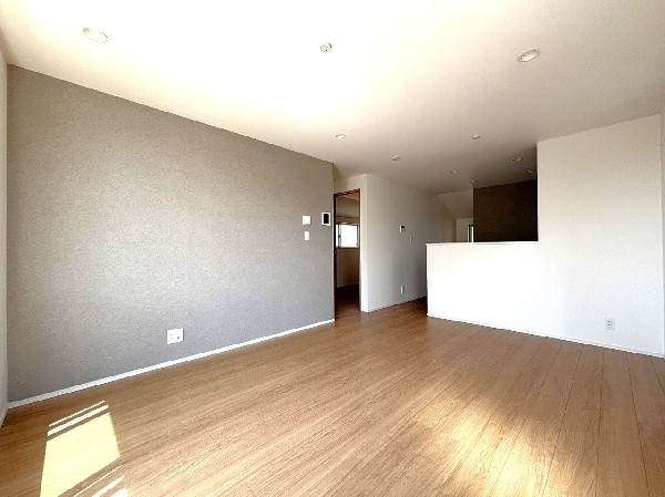 ご家族だんらんのスペースとなるリビング。家具の配置がしやすい広さを確保しつつ、窓が多い設計は色々な角度から光が取り込めるこだわりの間取りです。