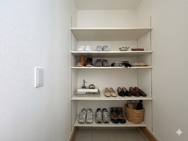 ■シューズインクローゼット■  本画像はAIがCGで小物等を作成しており、実際の現地に小物等は設置されておりません。また、販売価格に小物等は含まれておりません。