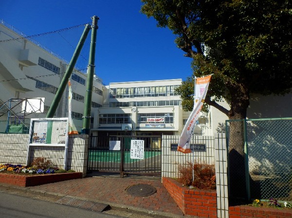 周辺環境:日吉台西中学校　(自然が多く残る環境に和気あいあいとした雰囲気の中学校。小中一貫推進プランを進めているので、小学校との連携がとれている。)