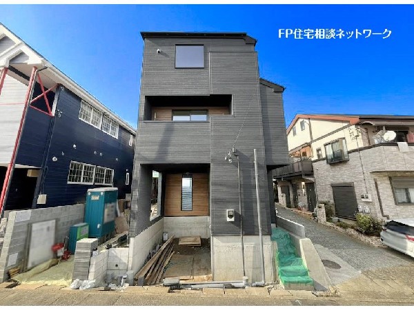 外観:【類似外観同仕様】施工例のため分譲中の建物とは外壁、屋根開口部等の形状・仕様が異なります。