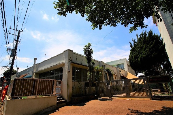 周辺環境:野川南台保育園(近隣には保育園が点在しており、とても心強い環境です。毎日の生活の一部だから、送り迎えなどの負担も減りますね)