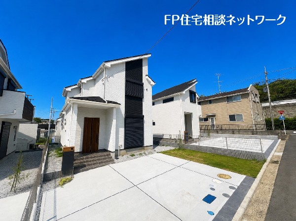 外観:第一種低層住居専用地域の良好な住環境が保たれたエリア。低層の一戸建てを中心とした街並みが整然と続き、採光や開放性に恵まれ、空が広く緑の多い閑静な趣を感じる環境です。