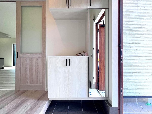 散らかりがちな玄関もスッキリと保てる玄関収納は、家の中に入る時一番最初に目に付く場所だからこだわりたいですよね！