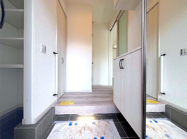 大容量のウォークインシューズクローゼットが嬉しい住まい。ご家族全員の靴はもちろん、お子様のおもちゃやベビーカーなど、かさ張る物もスッキリまとめておしまい頂けます。 