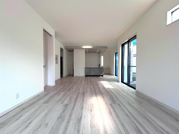 オープンでのびやかな空間を生み出す、こだわりの広がりとゆとり。家族と過ごす時間を大切にしたい方にぴったりの明るくゆとりある住空間です。