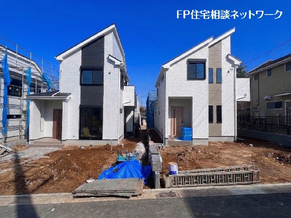 外観:第一種低層住居専用地域の良好な住環境が保たれたエリア。低層の一戸建てを中心とした街並みが整然と続き、採光や開放性に恵まれ、空が広く緑の多い閑静な趣を感じる環境です。