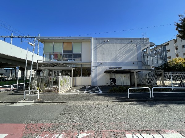 周辺環境:梨花幼稚園(園舎・園庭から子供たちの元気な声が聞こえてきます。できることが増えていく、お子様の成長が楽しみです。)