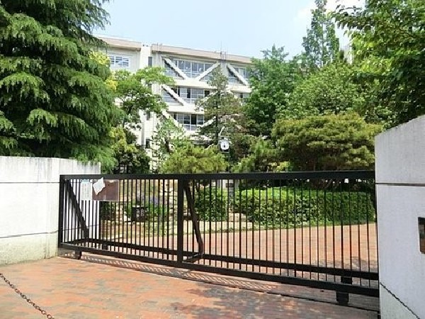 周辺環境:久本小学校(「溝の口」駅、「武蔵溝ノ口」駅から徒歩約10分の位置にあります。レベルが高く人気のある小学校です。)