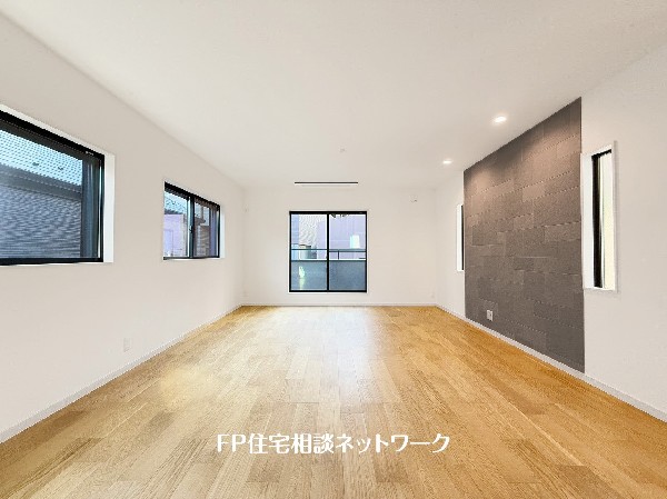 オープンな空間を生み出す、広がりとゆとり。家族と過ごす時間を大切にしたい方にぴったりのゆとりある住空間です。日差しがリビングの隅々までしっかりと届きます。