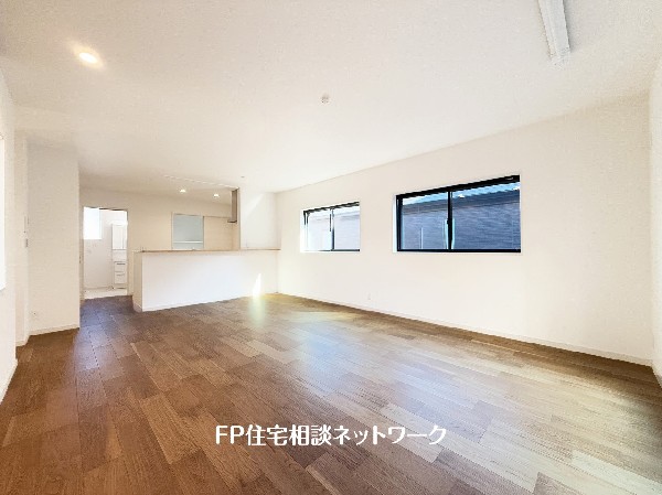 大切な家族が集まるからこそLDKにはこだわりたい。日当たりのよい広いＬＤＫを、子供たちが元気に走り回っている姿を見た時「広い家にして良かった」と思う。