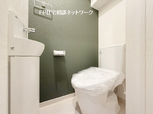 ウォシュレット、暖房便座機能付のトイレです。従来型に比べ節水効果があり、お手入れもしやすいので、家計も家事の負担も軽減してくれます。