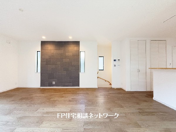 想像以上の質感が訪れる者の心を離さない。フローリング素材、窓の配置、壁面タイル、カラーバランス、どれをとってもワンランク上の仕上がり。