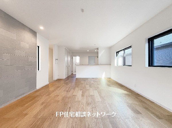 快適性とゆとりをデザインしたリビングは19.5帖もの広さ。2階リビングなので、目線を気にせず昼夜窓を開放しても寛げる。眺望良好なので遠方の景色が疲れを癒します。