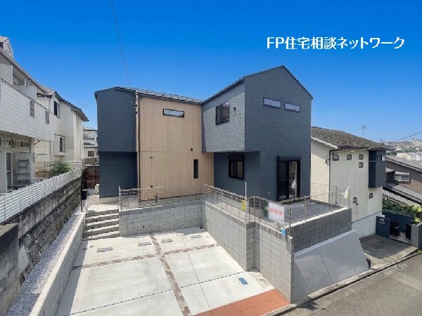 外観:【類似外観同仕様】施工例のため分譲中の建物とは外壁、屋根開口部等の形状・仕様が異なります。