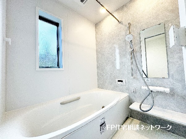 ゆったり入れる一坪バス。足を伸ばして入れるサイズは一日の疲れを癒すのに嬉しい広さ。お子様と一緒の入浴でも充分な広さです。